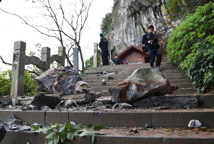 今晚开特马+开奖结果91和300斤巨石砸中汽车与巨石砸死